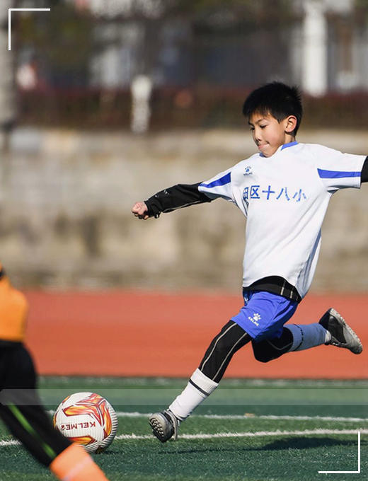 球员带球突破，防守方三人包夹，比分2-1。